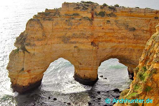 Namenloser Arch am Praia de Marinha- Portugal